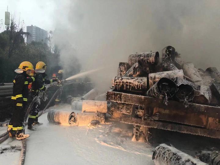 M25交通混乱，撞车后两辆车着火，四条车道关闭