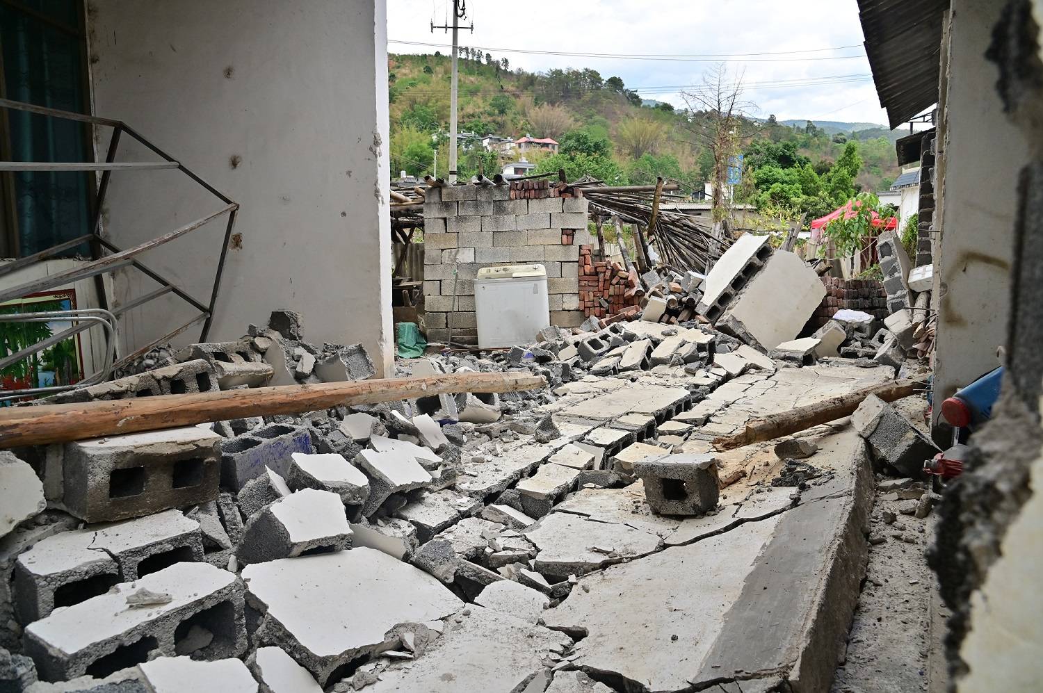 伊斯坦布尔地震现场直播：土耳其发生6.2级地震，人们惊恐地逃离