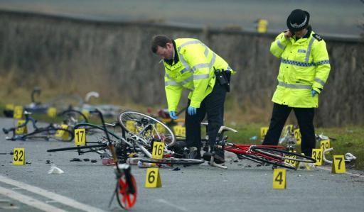 英国足球运动员因撞毁奔驰车并致骑车人死亡而被判入狱