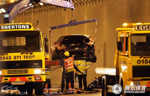 突发新闻：曼彻斯特撞车事故：警察在“与被盗汽车正面相撞”后入院治疗