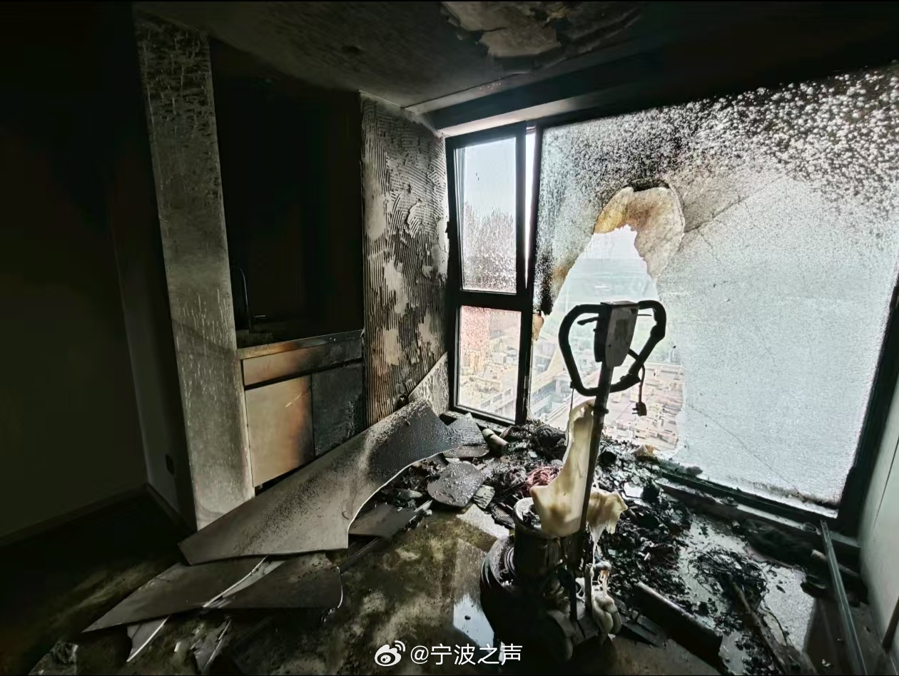 突发新闻：梵蒂冈葬礼准备工作开始时，教皇弗朗西斯被拍到躺在敞开的棺材里