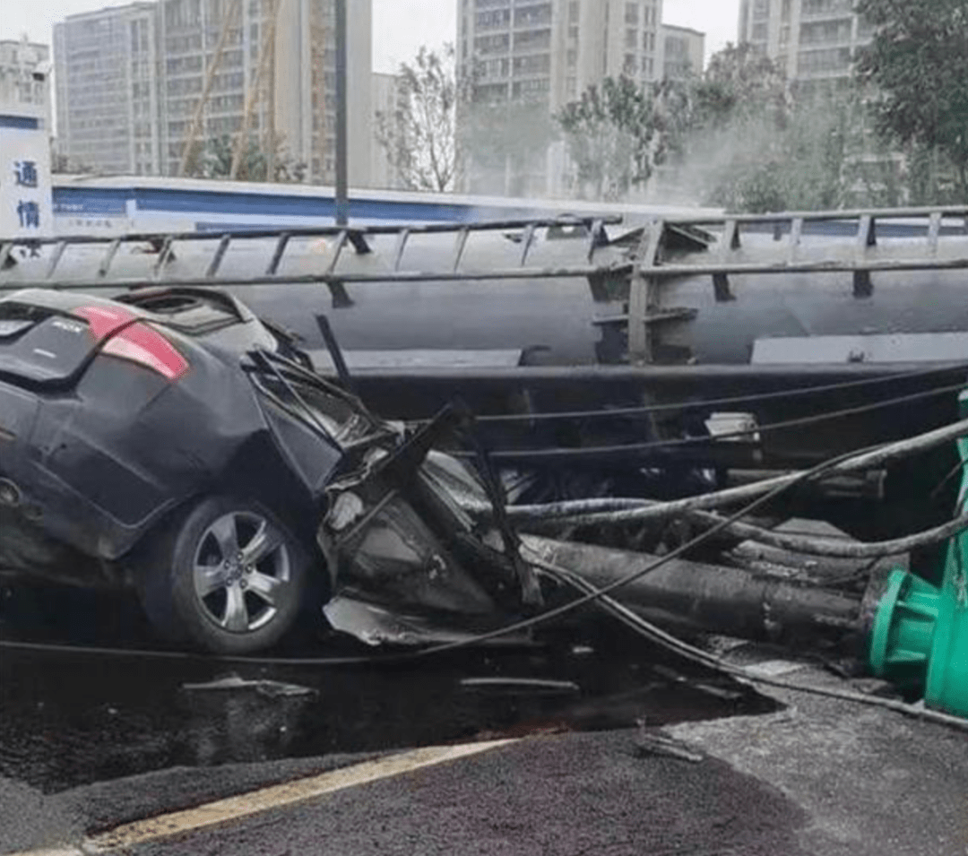 警方发生严重事故后，高速公路关闭，导致M1交通混乱