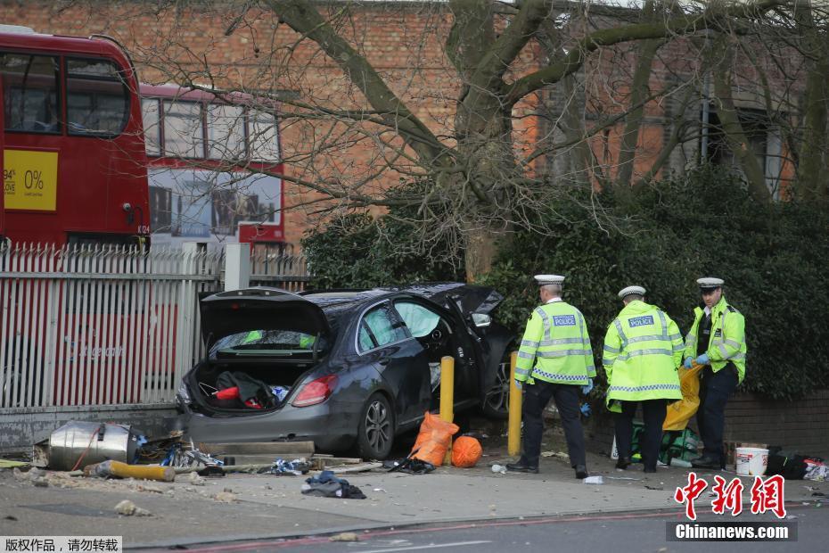 英国足球运动员因撞毁奔驰车并致骑车人死亡而被判入狱