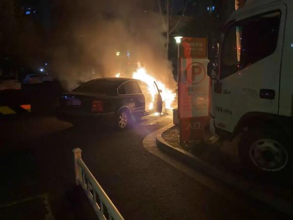M25交通混乱，撞车后两辆车着火，四条车道关闭