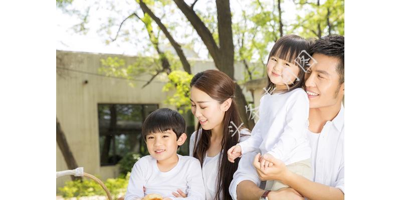 一名女子爆发后，哈里王子被魁梧的保镖护送出法庭