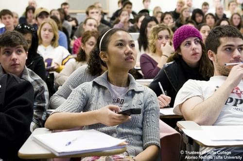 土耳其塔夫茨大学学生称被包围时很害怕，现在被关押在拥挤的牢房里