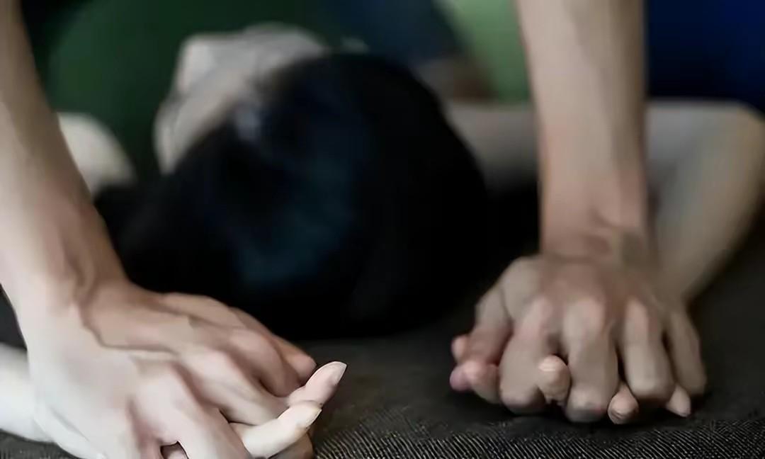 突发新闻：溜进受害者房间摸她们脚的强奸酒店工作人员被判入狱13年