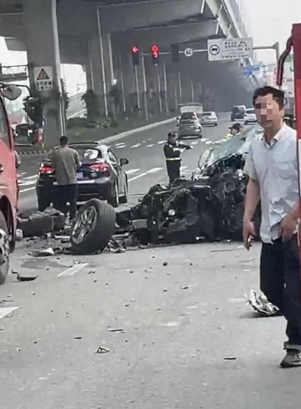 警方发生严重事故后，高速公路关闭，导致M1交通混乱