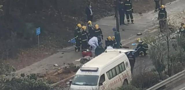 警方发生严重事故后，高速公路关闭，导致M1交通混乱
