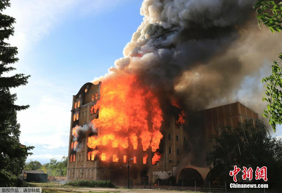 塔尔博特港大火：巨大的火焰从屋顶喷出，历史建筑在火焰中升起