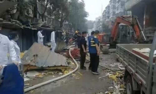菲律宾一辆客车在收费站与其他车辆相撞，造成12人死亡