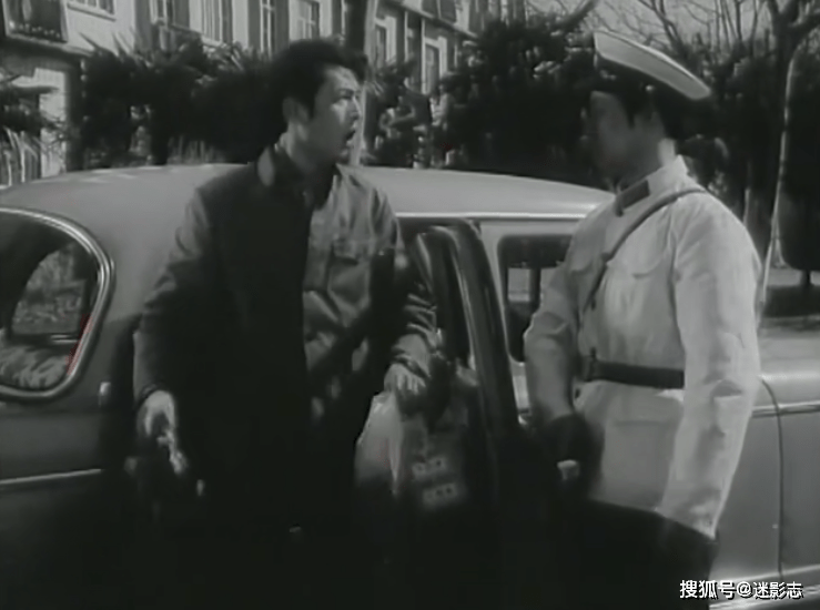 一群暴徒把布鲁克林的一名女子误认为是抗议以色列安全部长演讲的抗议者，并将其追捕