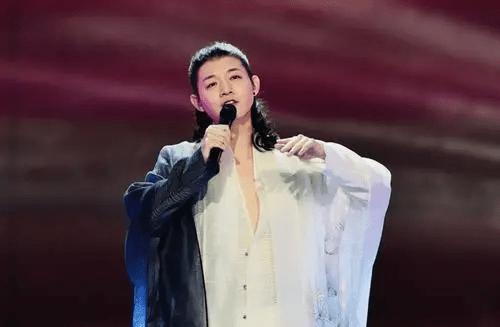 拉塞尔·布兰德抵达伦敦法院，面临强奸和性侵犯指控