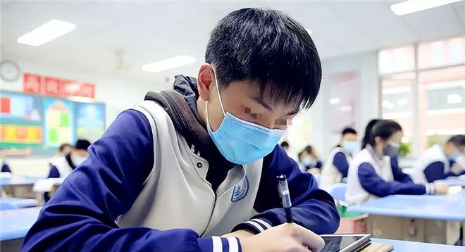 14岁的男学生，被控谋杀未遂，刺杀15岁的男孩和14岁的女孩
