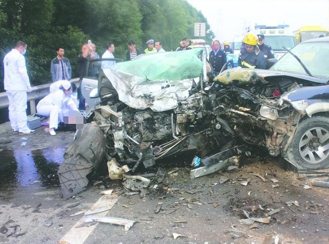 15岁的男孩在一次涉及三人的摩托车“不寻常”车祸中死亡