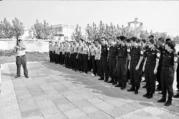 红十字国际委员会护送数百名解除武装的刚果士兵离开叛军控制的城市