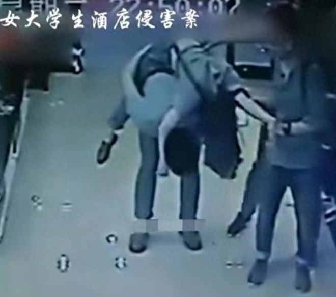 一群暴徒把布鲁克林的一名女子误认为是抗议以色列安全部长演讲的抗议者，并将其追捕
