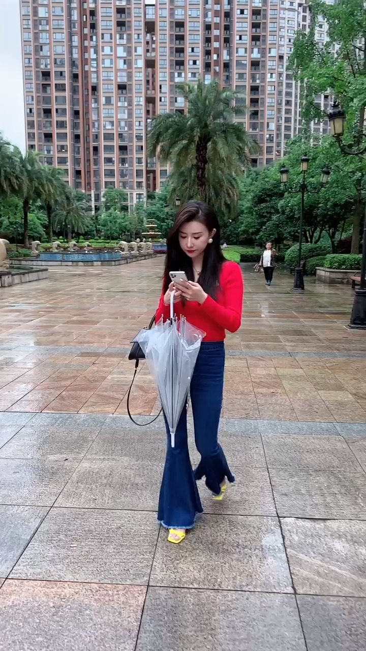 一名妇女，69岁，在法国被刺死后被捕，她是四个孩子的母亲