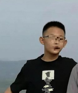 14岁的男学生，被控谋杀未遂，刺杀15岁的男孩和14岁的女孩