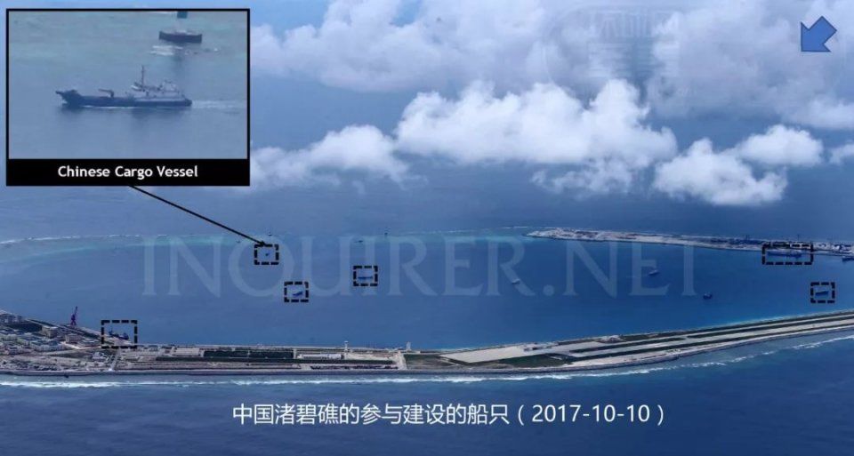 中国和菲律宾在南中国海有争议的岛礁上展示各自的国旗