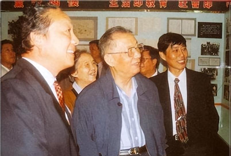 迈克·彼得斯去世：这位警报乐队的主唱死于血癌，享年66岁